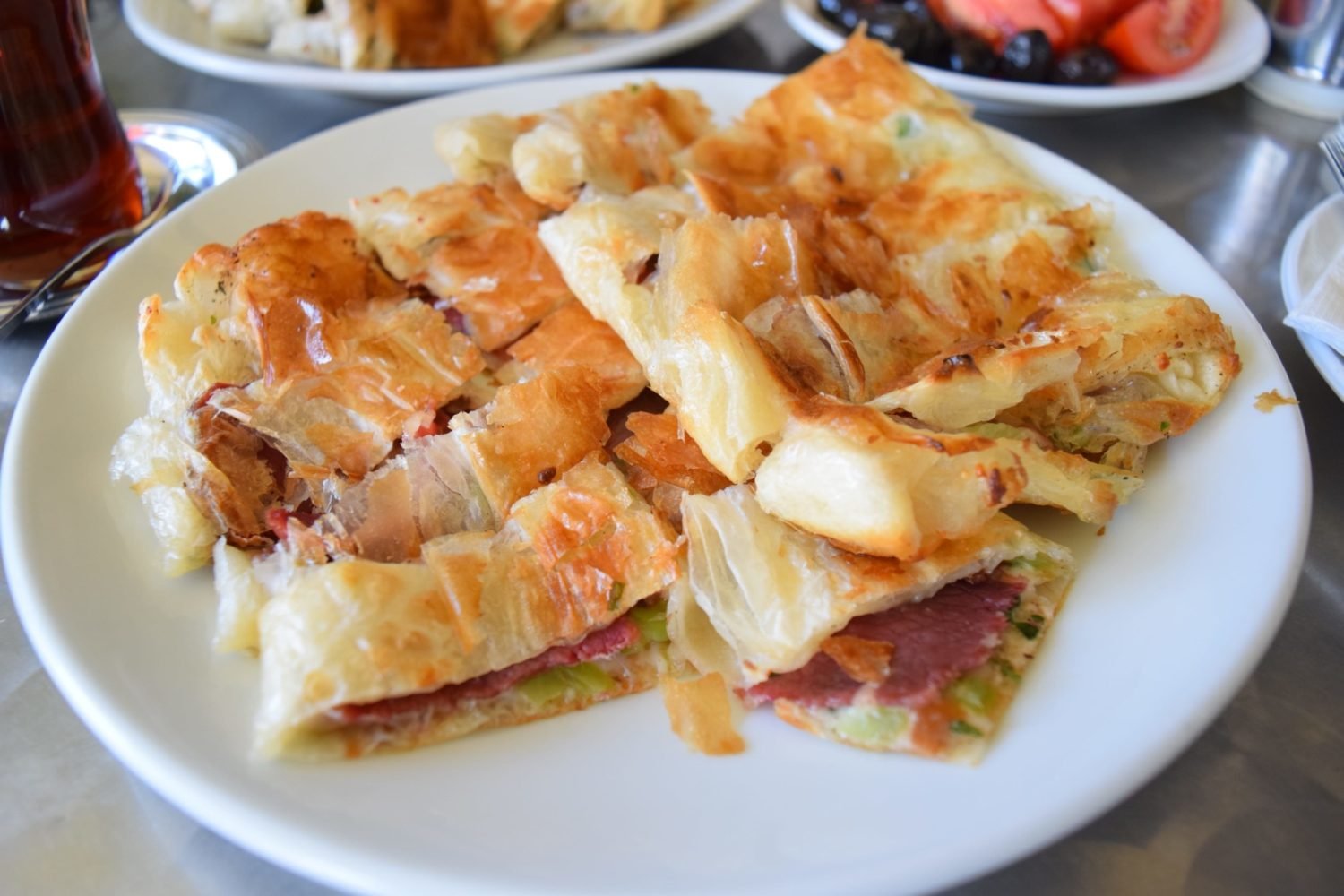 Pastırmalı Serpme Börek